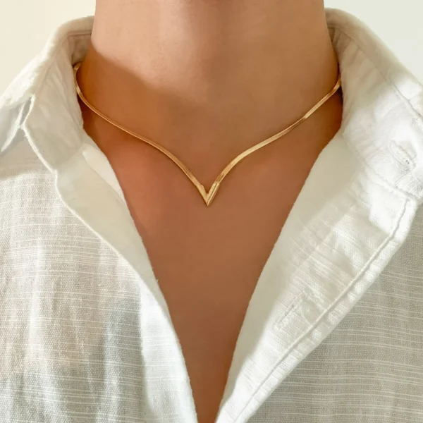 Vintage Simple Flat Snake Clavicle Chain Necklace for Male Creative V Shape Pendant Choker Jewelry Accessories Steampunk Men New