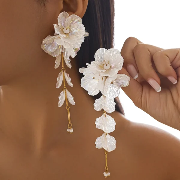 Ingemark Elegant White Petal Flower Drop Earrings Women Kpop Hanging Piercing Earring Aesthetic Wed Bridal Jewelry Accessories